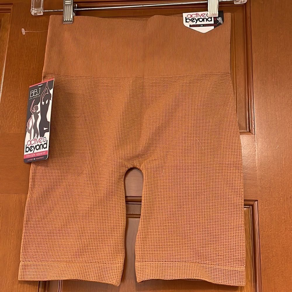 𝅺NWT Beyond Active shorts in the color rosebud. - Picture 4 of 9